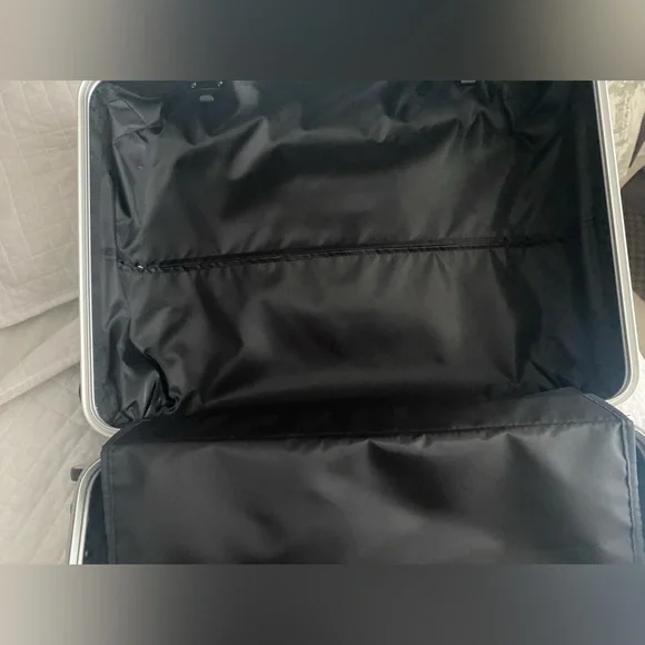 ALUMINUM CARRY ON SUITCASE - Picture 3 of 7